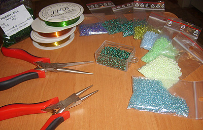 Инструменты для работы с бисером: круглогубцы, пассатижи-утконосы и цветная проволока