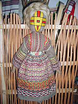 Народная тряпичная кукла-мотанка на тыну (заборе)