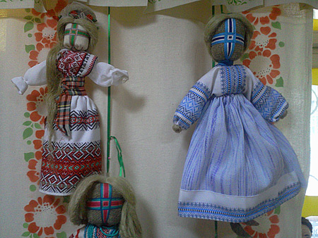 Народная тряпичная кукла-мотанка на стене